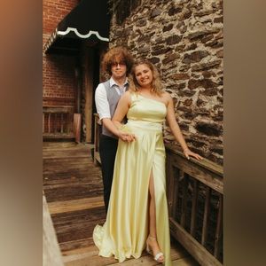 I’m selling to buy prom dress for this year, worn once, I’m very good condition